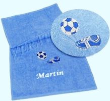 Osuška s výšivkou fotbalové kopačky a míče + jméno 70x140 modrá Osuška s výšivkou fotbalové kopačky a míče + jméno 70x140 modrá
