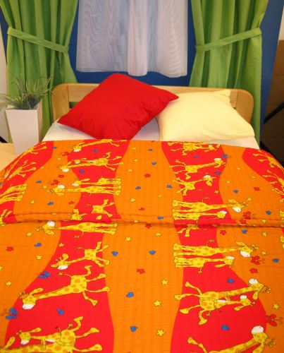 Dětsky přehoz na postel krep 140x200 cm d42 červené žirafi